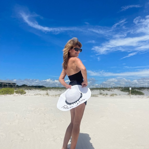 Future Mrs. beach hat - Picture 2 of 3